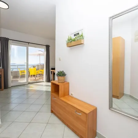 In Okrug Gornji With Sea View, Terrace, Air Conditioning, Wifi 5049-3 * Τρογκίρ
